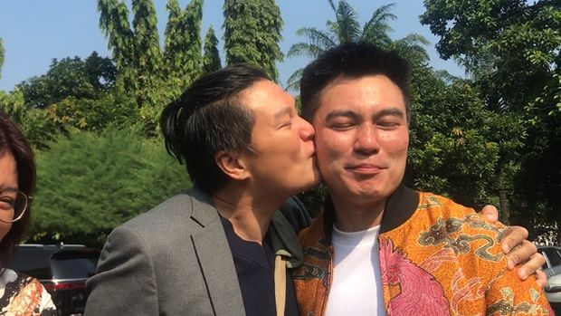 Putusan sidang cerai Baim Wong dengan Paula Verhouven berlangsung hari ini, Rabu (16/4), di Pengadilan Agama Jakarta Selatan. Baim hadir langsung dengan didampingi para kakaknya.