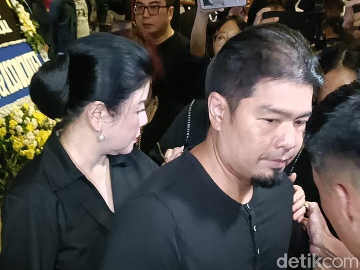 Desiree Tarigan dan Bams Desiree Tarigan dan Bams di rumah duka Hotma Sitompoel