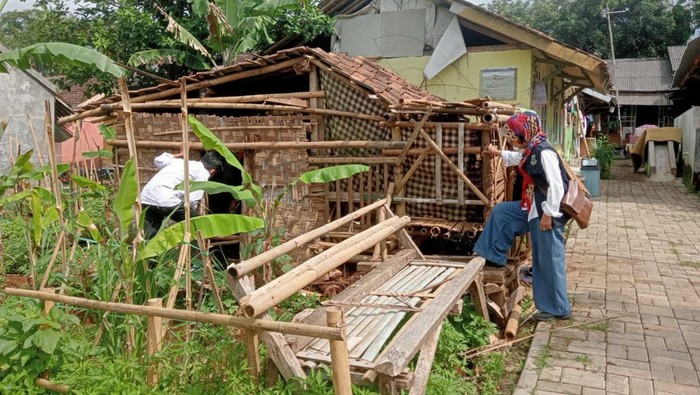 Dinsos Pandeglang cek tempat tinggal Ahmad Jabidi. Foto: Dok Istimewa.
