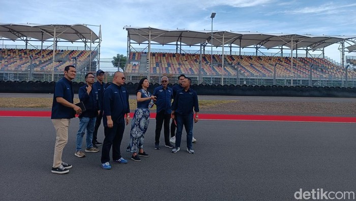 Direktur Utama (Dirut) InJourney Maya Watono saat meninjau persiapan perhelatan GT World Challenge Asia 2025 di Sirkuit Mandalika, Rabu (16/4/2025). (Edi Suryansyah/detikBali)