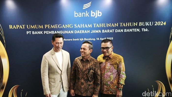 Dirut Bank BJB Yusuf Saadudin (tengah)