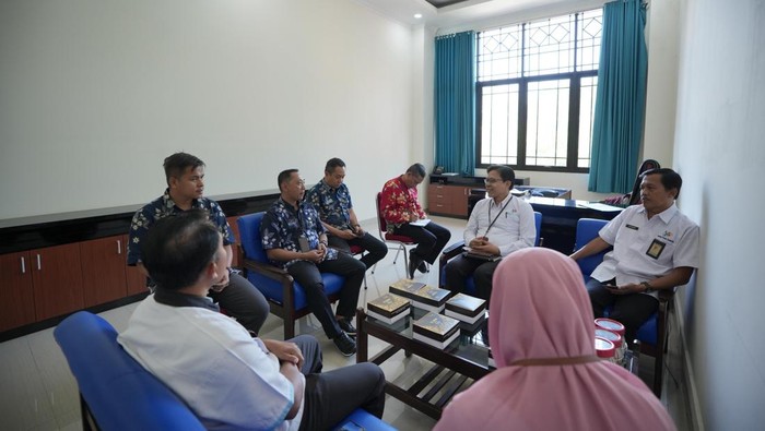 Diskominfo Klaten saat menerima kunjungan BPS Klaten untuk membahas program Desa Cantik Statistik di gedung Diskominfo Klaten