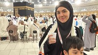 Beberapa waktu lalu, DJ Una mengajak keluarga besarnya untuk menjalankan ibadah umrah. Foto: instagram DJ Una