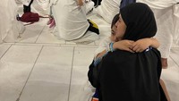 Alhamdulillah 3 hari di Mekkah, di beri kesempatan 2x umroh dan tawaf wada.., tulis DJ Una dalam Instagram miliknya. Foto: instagram DJ Una