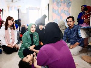 Fatma Gus Ipul Serahkan Bantuan Terapi Anak Disabilitas di Sidoarjo