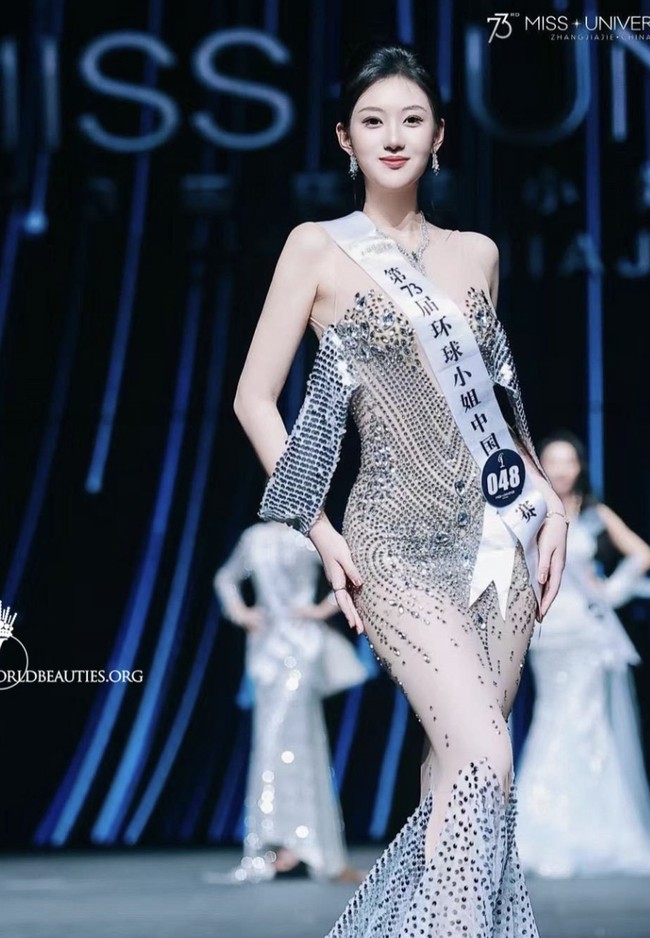 Keputusan itu diumumkan pada Kamis (11/4.2025), dengan alasan Zhu tidak dapat memenuhi kewajibannya sebagai ratu kecantikan karena faktor usia. Foto: dok. Instagram @worldbeauties_org