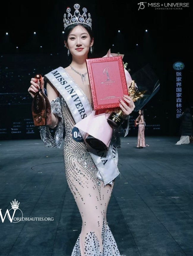 Keputusan ini muncul di tengah kontroversi seputar dua kali penyelenggaraan kontes Miss Universe China dalam satu tahun, sebuah langkah yang jarang terjadi. Kompetisi pertama pada Juli 2024 untuk  menentukan wakil Tiongkok di ajang Miss Universe 2025. Selang lima bulan, pada Desember 2024, ajang Miss Universe China digelar lagi  untuk memilih perwakilan ke Miss Universe 2026. Foto: dok. Instagram @worldbeauties_org