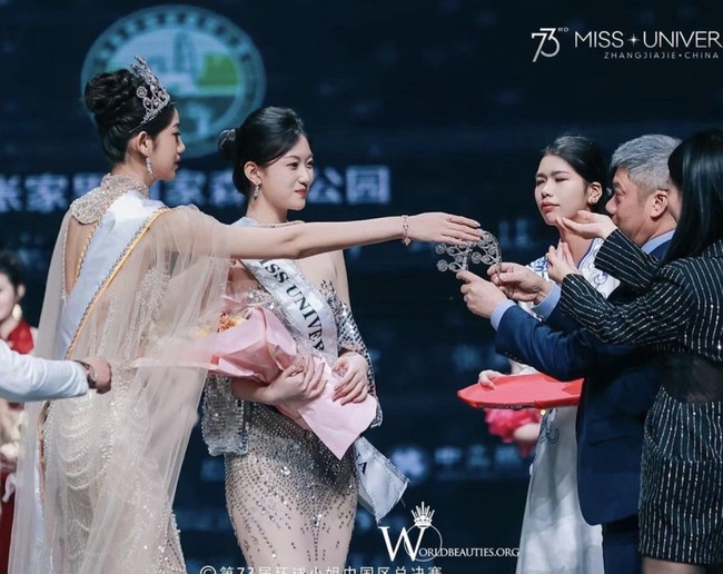 Inilah momen penobatan Zhu ketika menjadi Miss Universe China. Ketika dinobatkan pada Desember 2024, Xinying Zhu baru berusia 18 tahun. Saat itu, ia masih berstatus sebagai mahasiswa jurusan pelatihan pramugari di Suzhou Aviation College. Foto: dok. Instagram @worldbeauties_org