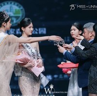 Inilah momen penobatan Zhu ketika menjadi Miss Universe China. Ketika dinobatkan pada Desember 2024, Xinying Zhu baru berusia 18 tahun. Saat itu, ia masih berstatus sebagai mahasiswa jurusan pelatihan pramugari di Suzhou Aviation College. Foto: dok. Instagram @worldbeauties_org