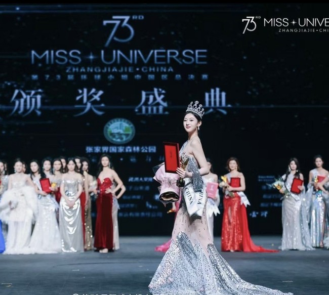 “Karena adanya batasan usia, pemenang asli kami Xinying Zhu yang dinobatkan pada Desember lalu tidak dapat menjalankan tugasnya sebagai ratu kecantikan China (karena masih di bawah umur),” tulis pihak penyelenggara. Foto: dok. Instagram @worldbeauties_org