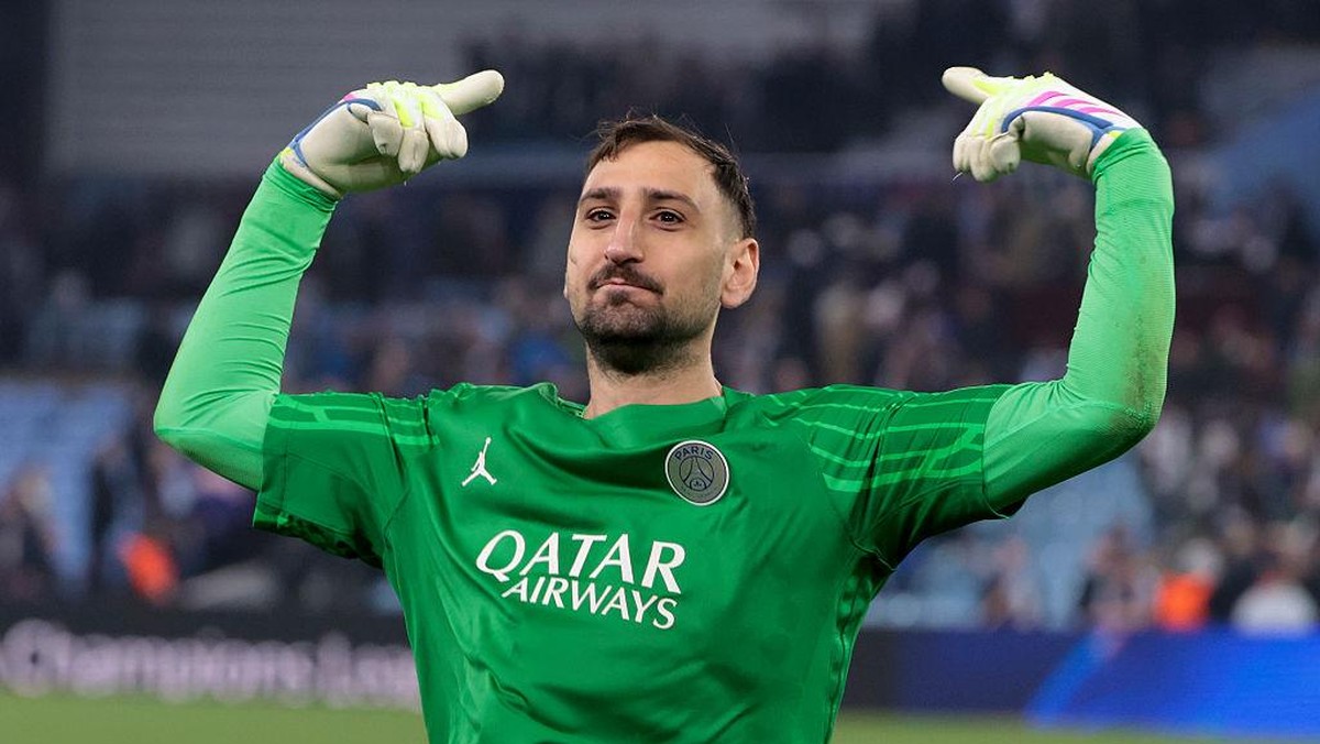 Aksi gemilang Donnarumma menjadi salah satu penentu kelolosan PSG ke semifinal Liga Champions. Foto: Getty Images/Jean Catuffe