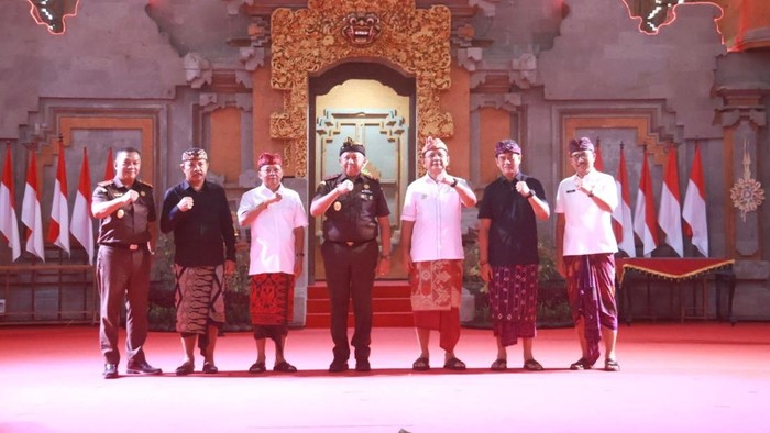 Gubernur Bali Wayan Koster bersama Kepala Kejaksaan Tinggi (Kejati) Bali Ketut Sumedana meresmikan Bale Kertha Adhyaksa Jaga Desa dan Umah Restorative Justice se-Kabupaten Buleleng, Rabu (16/4/2025). (IST)