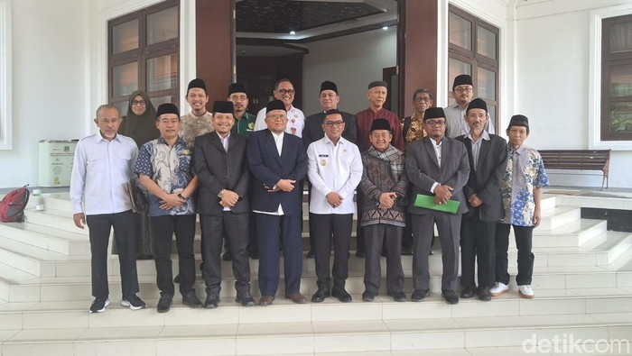 Gubernur Banten Andra Soni usai menerima perwakilan dari Forum Silaturahmi Pondok Pesantren (FSPP) Provinsi Banten (Arief Ikhsanudin/detikcom)