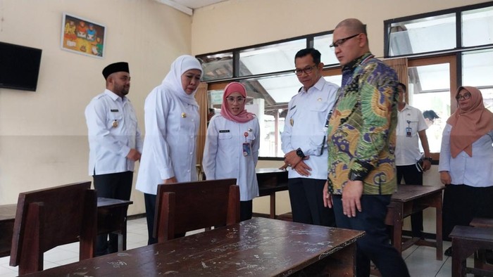 Gubernur Jatim Khofifah Indar Parawansa saat meninjau UPT PPSPA Dinas Provinsi Jatim di Jalan Trunojoyo, Kota Batu.