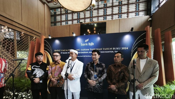 Gubernur Jawa Barat Dedi Mulyadi bersama jajaran komisaris dan direksi BJB saat jumpa pers.