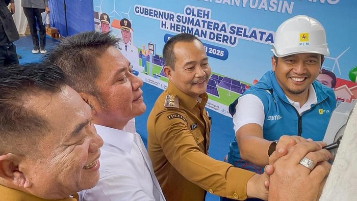 Gubernur Sumsel Herman Deru saat penyalaan sambungan listrik di Muba.