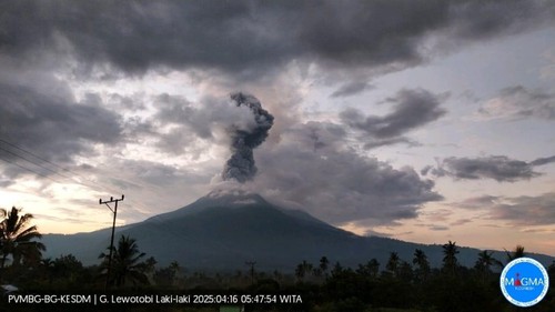 Gunung Lewotobi Laki-Laki kembali meletus, Rabu (16/4/2025).