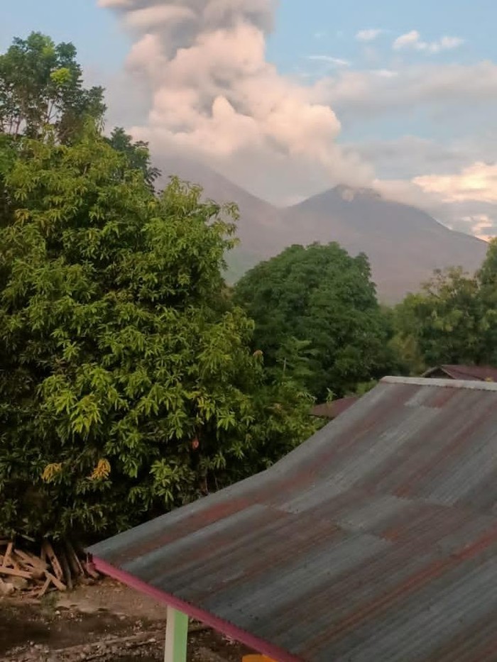 Gunung Lewotobi Laki-Laki meletus, Rabu (16/4/2025).