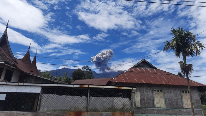 Gunung Marapi di Sumbar meletus. (Foto: Istimewa).