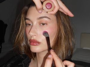 Viral Tren Makeup Plum Girl Spring ala Hailey Bieber, Apa Itu?