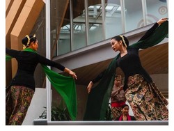 7 Foto Ariel Tatum & Happy Salma Jaipongan di Jepang, Memukau Dengan Kebaya