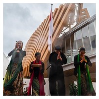 Tak hanya Ariel Tatum dan Happy Salma, aktor Iko Uwais juga turut menjadi penampil di acara tersebut. Iko menunjukkan seni bela diri pencak silat sementara Ariel dan Happy menari Jaipong. Foto: Instagram