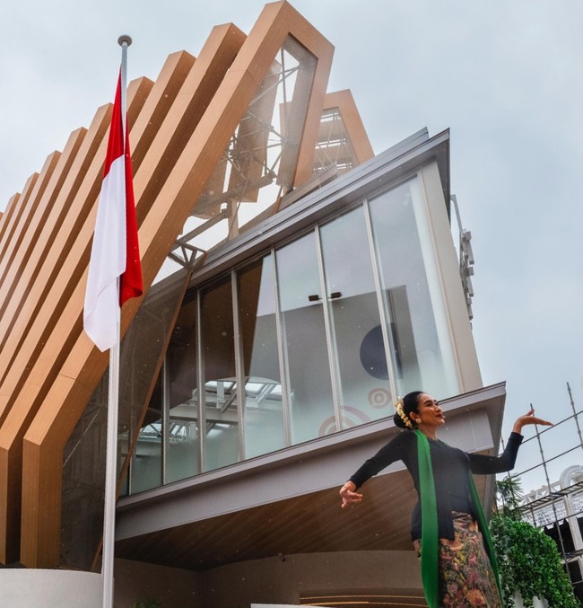 Terlihat Happy Salma yang menari Jaipong dengan penuh semangat. Wanita 45 tahun itu tampak begitu terampil saat membawakan tarian tradisional tersebut. Foto: Instagram