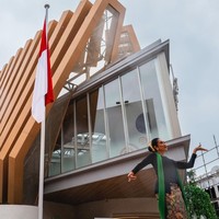 Terlihat Happy Salma yang menari Jaipong dengan penuh semangat. Wanita 45 tahun itu tampak begitu terampil saat membawakan tarian tradisional tersebut. Foto: Instagram