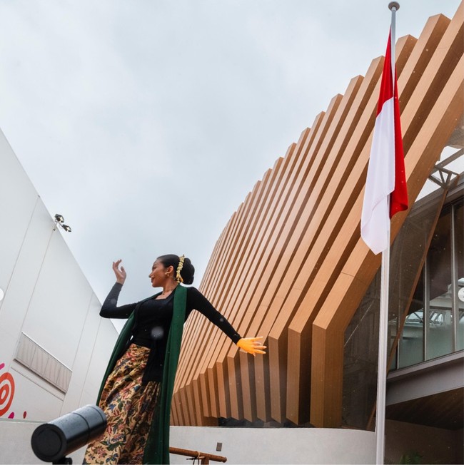 Ariel Tatum juga tak kalah mempesona kala membawakan tarian daerah tersebut. Rambutnya tampak rapi dengan konde dan dipercantik ronce melati. Foto: Instagram