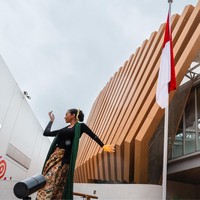 Ariel Tatum juga tak kalah mempesona kala membawakan tarian daerah tersebut. Rambutnya tampak rapi dengan konde dan dipercantik ronce melati. Foto: Instagram