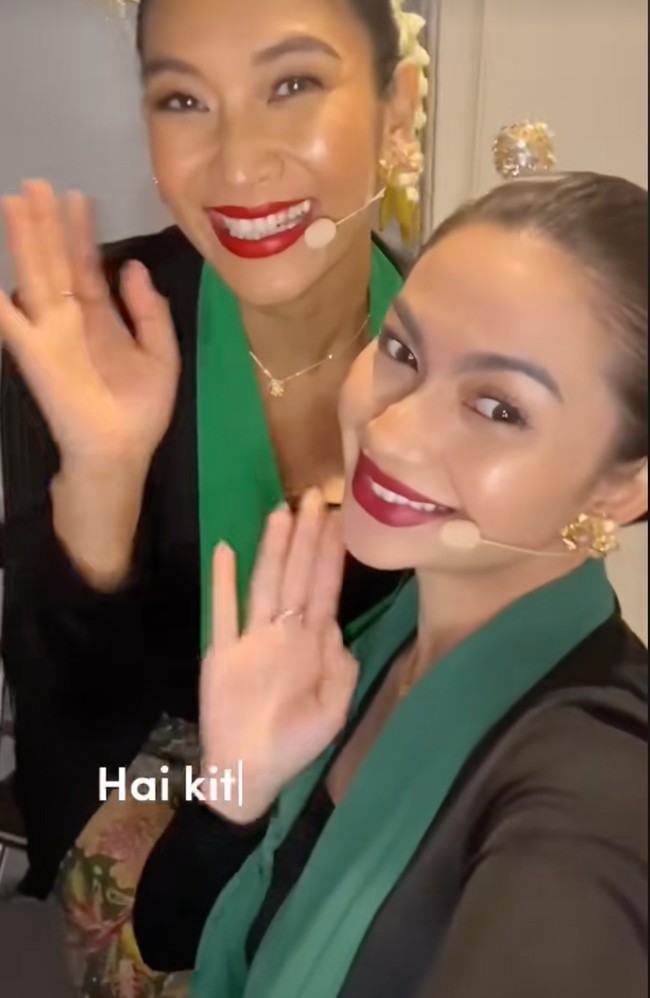 Happy Salma juga mengunggah potret di balik layar saat dirinya bersiap-siap dengan Ariel Tatum. Kenakan kebaya lengkap dengan rambut yang tersanggul, keduanya begitu memancarkan pesona wanita Indonesia. Foto: TikTok
