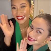 Happy Salma juga mengunggah potret di balik layar saat dirinya bersiap-siap dengan Ariel Tatum. Kenakan kebaya lengkap dengan rambut yang tersanggul, keduanya begitu memancarkan pesona wanita Indonesia. Foto: TikTok