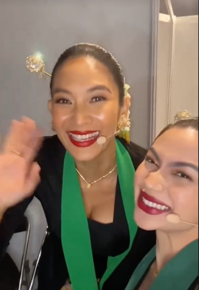 Penampilan keduanya semakin menawan dengan pulasan makeup simpel. Ditambah dengan lipstik merah, look keduanya jadi tampak lebih bold. Foto: TikTok