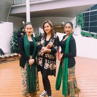 Pose bersama istri Iko Uwais, Audy Item yang turut hadir, terlihat Happy Salma dan Ariel Tatum kenakan kebaya hitam model kutubaru dipadukan dengan kain lilit batik. Melengkapi penampilannya, keduanya juga mengenakan selendang kompak berwarna hijau. Foto: Instagram