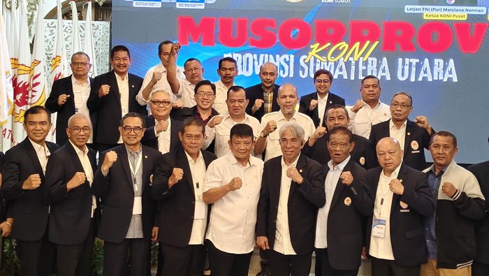 Hatunggal Siregar (baju putih tengah bawah) terpilih sebagai Ketua secara aklamasi di Musorprov KONI Sumut (Istimewa)