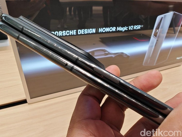Honor Magic V2 RSR Porsche Design