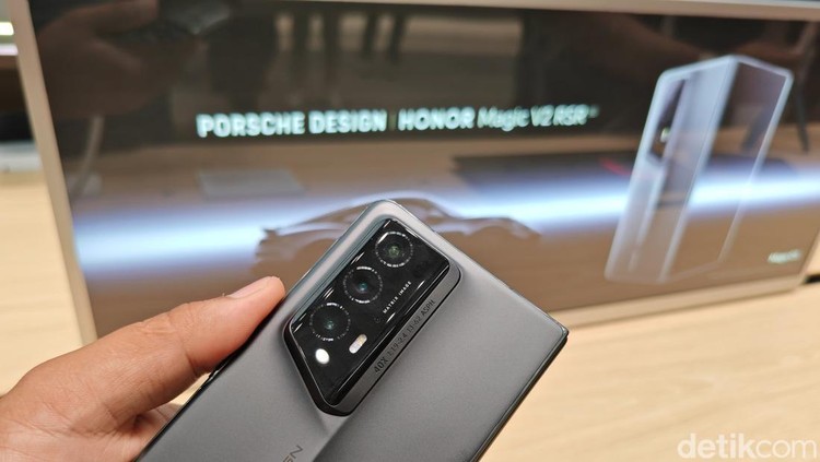 Honor Magic V2 RSR Porsche Design
