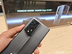 Mengenggam Ponsel Lipat Mewah Honor yang Gak Masuk Pasar Indonesia