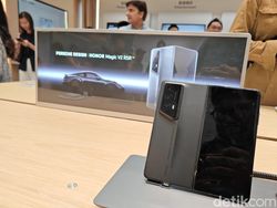 Mengenggam Ponsel Lipat Mewah Honor yang Gak Masuk Pasar Indonesia