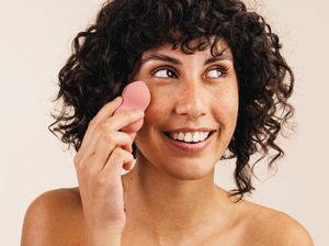 4 Cara Membersihkan Sponge Makeup Berjamur agar Tidak Merusak Kulit