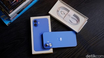Apple menyertakan kabel USB-C dan kerta petunjuk penggunaan. Foto: Adi Fida Rahman/detikINET