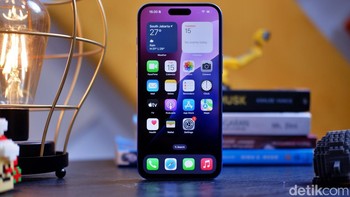 iPhone 16 Plus hadir dengan layar berukuran 6,7 inci, lebih besar dibandingkan iPhone 16 standar yang memiliki layar 6,1 inci. Layar ini menggunakan panel OLED dengan resolusi 2796 x 1290 piksel pada kerapatan 460 ppi (pixels per inch). Resolusi tinggi ini memastikan tampilan yang tajam, dengan detail yang jernih untuk setiap konten, mulai dari foto, video, hingga teks Foto: Adi Fida Rahman/detikINET