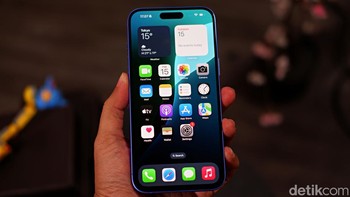 Salah satu keunggulan layar iPhone 16 Plus adalah tingkat kecerahannya yang luar biasa. Layar ini mendukung kecerahan maksimum 1.000 nits (tipikal), 1.600 nits untuk konten HDR, dan puncak hingga 2.000 nits saat digunakan di bawah sinar matahari langsung. Bahkan dalam kondisi minim cahaya, layar dapat meredup hingga 1 nit untuk kenyamanan mata pengguna Foto: Adi Fida Rahman/detikINET