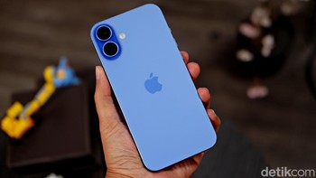 iPhone 16 Plus Ultramarine dibekali: Kamera Utama Fusion 48 MP (f/1.6): Menangkap detail tajam dengan zoom optik 2x, unggul di kondisi minim cahaya. Kamera Ultra Wide 12 MP (f/2.2): Mendukung autofokus untuk foto makro dan menyerap cahaya 2,6 kali lebih banyak. Kamera Depan TrueDepth 12 MP (f/1.9): Hasilkan selfie jernih dan video HDR 4K 60 fps.  Foto: Adi Fida Rahman/detikINET