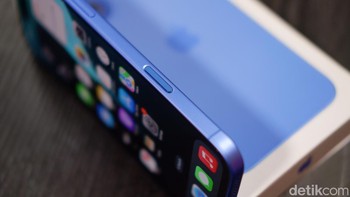 Tampilan iPhone 16 Plus Ultramarine tidak hanya soal estetika, tetapi juga fungsionalitas. Apple memperkenalkan Camera Control, tombol khusus di sisi perangkat yang memungkinkan pengguna mengakses fungsi kamera dengan cepat, seperti zoom atau pengaturan kedalaman bidang, hanya dengan geseran jari. Tombol ini dilengkapi Taptic Engine untuk umpan balik haptic yang presisi. Foto: Adi Fida Rahman/detikINET
