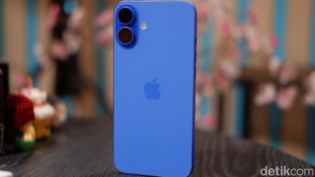 Bagian belakang iPhone 16 Plus menggunakan kaca berwarna dengan tekstur buram yang tahan sidik jari, memberikan sentuhan lembut sekaligus mewah saat digenggam. Kombinasi dengan bingkai aluminium sekelas industri dirgantara membuat perangkat ini terasa kokoh namun tetap ringan. Apple juga meningkatkan ketahanan dengan Ceramic Shield generasi terbaru, yang diklaim dua kali lebih kuat dari kaca ponsel pintar lainnya, memastikan iPhone 16 Plus tahan terhadap goresan dan benturan sehari-hari. Foto: Adi Fida Rahman/detikINET