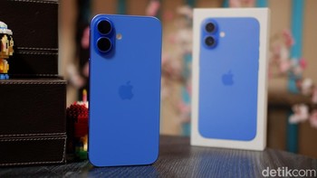 Apple juga menegaskan komitmennya pada lingkungan dengan iPhone 16 Plus. Perangkat ini menggunakan lebih dari 95% litium daur ulang untuk baterai, emas 100% daur ulang untuk konektor USB-C, dan kemasan berbahan serat yang sepenuhnya ramah lingkungan. ;Foto: Adi Fida Rahman/detikINET