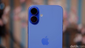Tata letak kamera belakang kini kembali ke desain vertikal, mirip iPhone 12, yang tidak hanya meningkatkan estetika tetapi juga mendukung perekaman video spasial untuk Apple Vision Pro. Modul kamera dengan aksen ungu gelap di sekitarnya menambah kesan futuristik, membuat iPhone 16 Plus Ultramarine terlihat seperti perangkat dari masa depan. Foto: Adi Fida Rahman/detikINET