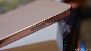 Sementara di bagian kanan terdapat Camera Controll. Berbeda dari tombol konvensional, Camera Control menggabungkan sensor sentuh kapasitif dan tekanan dengan umpan balik haptic dari Taptic Engine Apple. Tombol ini dirancang untuk memberikan akses cepat ke aplikasi kamera serta kontrol yang lebih presisi terhadap pengaturan fotografi dan videografi. Foto: Adi Fida Rahman/detikINET