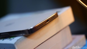 Pada bagian bawah masih terdapat speaker dan port USB-CFoto: Adi Fida Rahman/detikINET